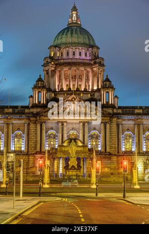 Das imposante Rathaus von Belfast, beleuchtet in der Dämmerung Stockfoto