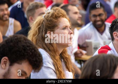 Central Park, Brighton, Großbritannien. Fans beim Euro Fanzone, 4theFans, Central Park, Brighton beim England V Slovenia Fanzone Big Screen Brighton. David Smith/Alamy 25. Juni 2024 Stockfoto