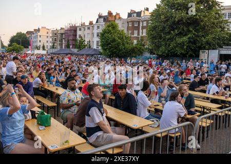 Central Park, Brighton, Großbritannien. Fans beim Euro Fanzone, 4theFans, Central Park, Brighton beim England V Slovenia Fanzone Big Screen Brighton. David Smith/Alamy 25. Juni 2024 Stockfoto