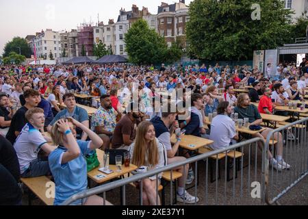 Central Park, Brighton, Großbritannien. Fans beim Euro Fanzone, 4theFans, Central Park, Brighton beim England V Slovenia Fanzone Big Screen Brighton. David Smith/Alamy 25. Juni 2024 Stockfoto