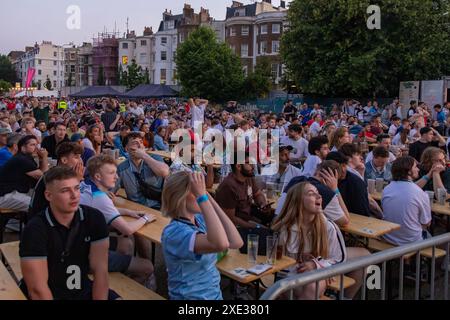 Central Park, Brighton, Großbritannien. Fans beim Euro Fanzone, 4theFans, Central Park, Brighton beim England V Slovenia Fanzone Big Screen Brighton. David Smith/Alamy 25. Juni 2024 Stockfoto