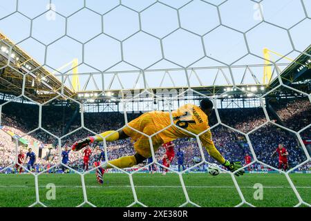 Dortmund, Deutschland. Juni 2024. DORTMUND, DEUTSCHLAND - 25. JUNI: (ANMERKUNG DER REDAKTION: Das Bild wurde mit einer statischen Fernkamera hinter dem Tor aufgenommen.) Eine allgemeine Ansicht, da Mike Maignan aus Frankreich einen Strafstoß von Robert Lewandowski aus Polen erspart, das Ergebnis eines VAR-Review ist, dass am 25. Juni 2024 im BVB Stadion Dortmund ein Eingriff während des Gruppenspiels D - UEFA EURO 2024 zwischen Frankreich und Polen im BVB-Stadion Dortmund stattfindet. (Foto: Joris Verwijst/BSR Agency) Credit: BSR Agency/Alamy Live News Stockfoto
