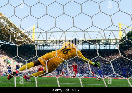 Dortmund, Deutschland. Juni 2024. DORTMUND, DEUTSCHLAND - 25. JUNI: (ANMERKUNG DER REDAKTION: Das Bild wurde mit einer statischen Fernkamera hinter dem Tor aufgenommen.) Eine allgemeine Ansicht, da Mike Maignan aus Frankreich einen Strafstoß von Robert Lewandowski aus Polen erspart, das Ergebnis eines VAR-Review ist, dass am 25. Juni 2024 im BVB Stadion Dortmund ein Eingriff während des Gruppenspiels D - UEFA EURO 2024 zwischen Frankreich und Polen im BVB-Stadion Dortmund stattfindet. (Foto: Joris Verwijst/BSR Agency) Credit: BSR Agency/Alamy Live News Stockfoto
