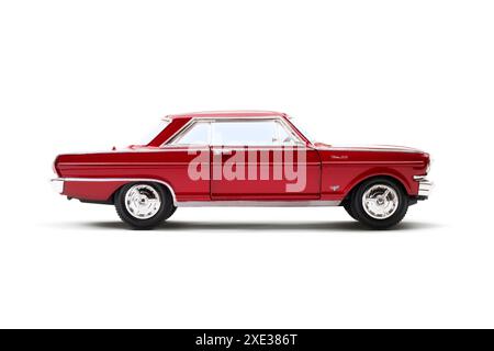 Izmir, Türkei - 4. Juni 2024: Ansicht von der rechten Seite eines Chevrolet Nova SS 1970 Modellautos auf weißem Hintergrund. Stockfoto