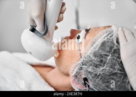 Eine Frau erhält eine IPL-Therapie in einem Schönheitssalon. Stockfoto