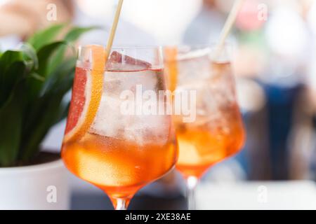 Zwei Gläser mit Spritz Veneziano Cocktail auf dem Tisch Stockfoto