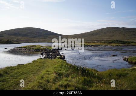 Dun an Sticir, ein Eisenzeitbroch im Loch an Sticir in North Uist in den schottischen Äußeren Hebriden, Großbritannien. Stockfoto