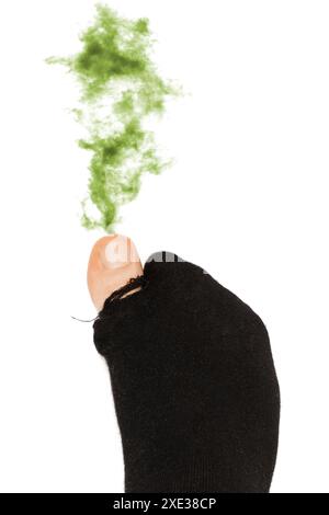 Männlicher Fuß in alten, stinkenden und dreckigen Socken Stockfoto