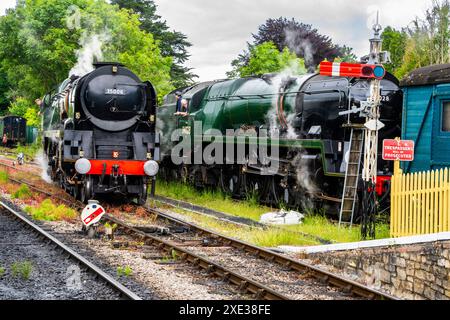 Umgebaute Pacific Lokomotiven Nr. 35006, Peninsular & Oriental S. N. Co. Und No. 34028 Eddystone am Bahnhof Corfe Castle während der Swanage Railway’s St Stockfoto