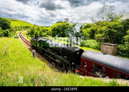 Die wiederaufgebaute leichte Pacific West Country Class No. 34028 verlässt den Bahnhof Norden während des Strictly Bulleid II der Swanage Railway. Stockfoto