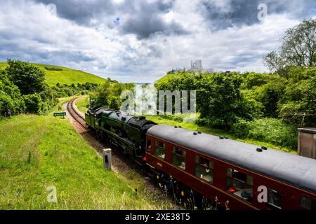 Die wiederaufgebaute leichte Pacific West Country Class No. 34028 verlässt den Bahnhof Norden während des Strictly Bulleid II der Swanage Railway. Stockfoto