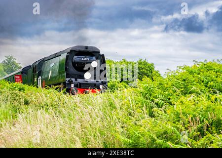 Die nicht wiederaufgebaute leichte Pacific Battle of Britain Class No. 34072, 257 Squadron dampft von Corfe Castle aus in Richtung Norden, während der S der Swanage Railway Stockfoto