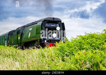 Die nicht wiederaufgebaute leichte Pacific Battle of Britain Class No. 34072, 257 Squadron dampft von Corfe Castle aus in Richtung Norden, während der S der Swanage Railway Stockfoto