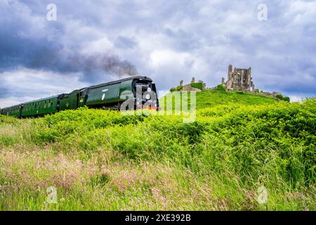 Die nicht wiederaufgebaute leichte Pacific Battle of Britain Class No. 34072, 257 Squadron dampft von Corfe Castle aus in Richtung Norden, während der S der Swanage Railway Stockfoto