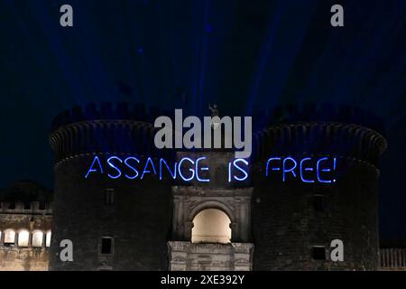 Free Assange, Laser-Inschrift auf Maschio Angioino in Neapel die Schrift, die Assanges Freilassung aus dem Gefängnis gewidmet ist, projiziert mit Laser von Aktivisten des FreeAssangeNapoli-Netzwerks auf der Fassade des Maschio Angioino-Schlosses in Neapel, Italien, 25. Juni CF2 3715 Copyright: XAntonioxBalascox Stockfoto