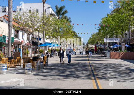 Ventura, Vereinigte Staaten - 3. März 2022: Die kompakte, zu Fuß begehbare Innenstadt von Ventura bietet leichten Zugang zu unzähligen Restaurants. Stockfoto