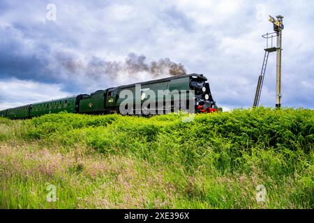 Die nicht wiederaufgebaute leichte Pacific Battle of Britain Class No. 34072, 257 Squadron dampft von Corfe Castle aus in Richtung Norden, während der S der Swanage Railway Stockfoto