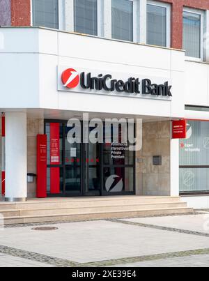 Zvolen, Slowakei - 26. November 2023 : UniCredit Bank Zweigstelle in Zvolen, Slowakei. UniCredit S.p.A. ist ein internationales Bankgeschäft Stockfoto