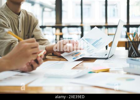 Geschäftsleute Teamarbeit Treffen, um die Investition zu diskutieren. Stockfoto