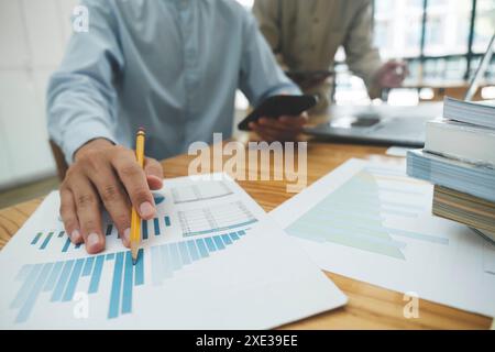 Geschäftsleute Teamarbeit Treffen, um die Investition zu diskutieren. Stockfoto