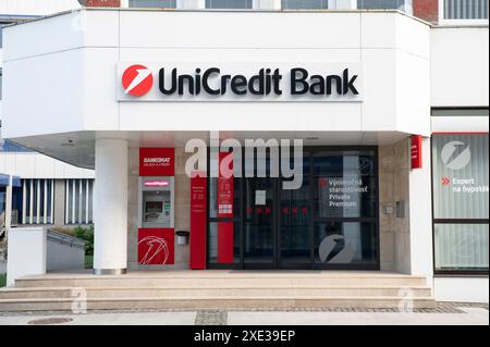 Zvolen, Slowakei - 26. November 2023 : UniCredit Bank Zweigstelle in Zvolen, Slowakei. UniCredit S.p.A. ist ein internationales Bankgeschäft Stockfoto