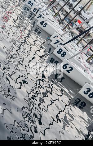 Monaco, Monte-Carlo, 18. Oktober 2022: Viele Segelboote liegen im neuen Yacht Club bei der Weltmeisterschaft der J70-Klasse Stockfoto