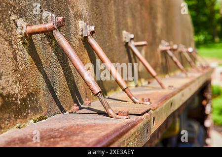 Rostige Tankseite auf verwittertem Metall im Sunken Garden Low Angle Stockfoto