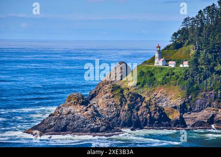 Blick aus der Vogelperspektive auf den Leuchtturm Heceta Head an der üppigen Küste von Oregon Stockfoto