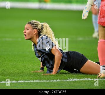 Washington, DC - 25. Mai: Trinity Rodman (2) von The Washington Spirit sieht auf den Schiedsrichter, nachdem er während eines Spiels zwischen den beiden in Seattle gestolpert wurde Stockfoto