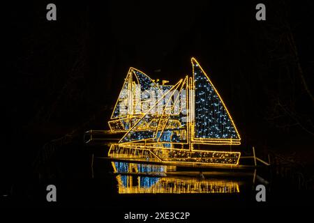 Kleine Schiffe und Boote Weihnachtsdekoration im Oliva Park Danzig Polen. Schöne Weihnachtsfeier am Abend. Adventsgewinn Stockfoto