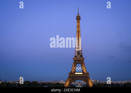 FRANKREICH. PARIS (75) 7. ARRONDISSEMENT. DIE FÜNF OLYMPISCHEN RINGE WURDEN ZWISCHEN DEM 1. UND 2. STOCK DES EIFFELTURMS FÜR DIE PARIS 2024 OLYMPI INSTALLIERT Stockfoto