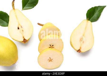 Frische Birnen und Blätter auf weißem Hintergrund Stockfoto