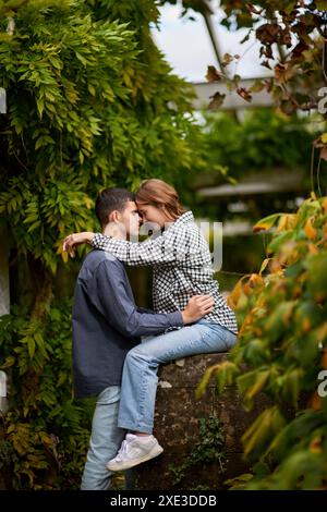 Junge Süße Frau Umarmt Freund. Im Herbst Draußen. Liebhaber, die im Park spazieren gehen. Attraktives, Lustiges Paar. Lovestory im Wald. Mann A Stockfoto