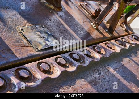 Vintage Machinery Plaque und Schrauben Close-up-Winkel Stockfoto