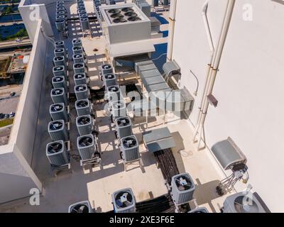 HLK-Dachventilatoren. Inspektionsfoto der Drohne Stockfoto