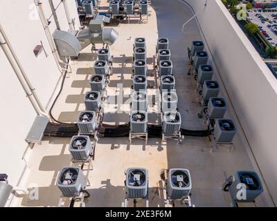 HLK-Dachventilatoren. Inspektionsfoto der Drohne Stockfoto