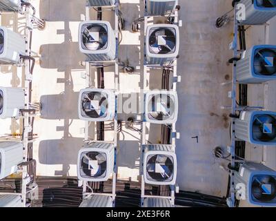 HLK-Dachventilatoren. Inspektionsfoto der Drohne Stockfoto