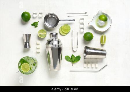 Zutaten und Werkzeuge für die Zubereitung von frischem Mojito-Cocktail auf weißem Hintergrund Stockfoto