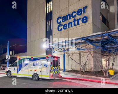 Calgary, Alberta, Kanada. Dezember 2023. Ein Ambulanzwagen, der strategisch außerhalb des Krebszentrums am Foothills Hospital, Re, positioniert ist Stockfoto