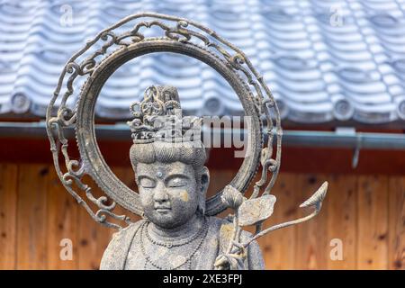 Nagahama, Präfektur Shiga, Japan. November 2023. Eine Nahaufnahme zu einem Stein ein japanischer feiner, antiker Felsen Guan Yin of Barmherzigkeit. Stockfoto