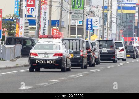 Nagahama, Präfektur Shiga, Japan. November 2023. Ein SUV-Polizeifahrzeug parkt vor der Polizeiwache in der Präfektur Shiga Stockfoto