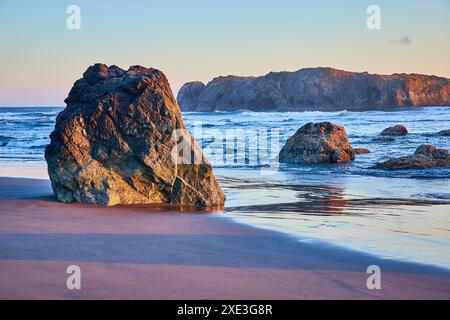 Golden Hour Coastal Rocks and Reflections auf Augenhöhe Stockfoto