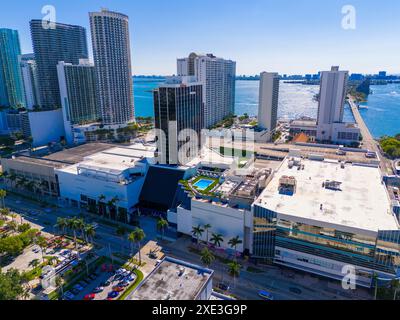 Miami, FL, USA - 23. Mai 2024: Luftbild Hilton Hotel Edgewater Miami. Blick auf die Bucht von Biscayne und die Hochhäuser Stockfoto