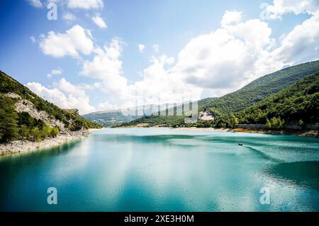 See in den Bergen, digitales Foto als Hintergrund, aufgenommen in der Region Marken, italien, europa Stockfoto