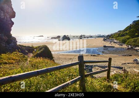 Ruhiger Küstenweg von Oregon zum Sandy Beach von Elevated View Stockfoto