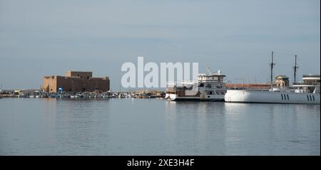 Panoramablick auf den Hafen und die Burg von paphos. Reiseziel berühmter Ort Zypern Stockfoto