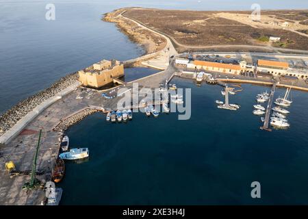 Luftdrohnenlandschaft Yacht und Angelhafen. Draufsicht von oben. Paphos Hafen, Zypern, Europa Stockfoto