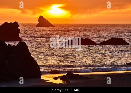 Sonnenuntergang über dem Ozean mit Felsformationen aus der Vogelperspektive Stockfoto