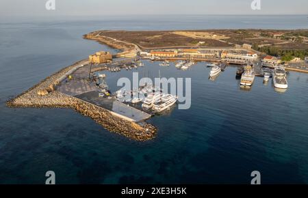 Luftdrohnenlandschaft Yacht und Angelhafen. Draufsicht von oben. Paphos Hafen, Zypern, Europa Stockfoto