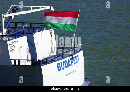 Ungarische Nationalflagge auf einem Schiff in Budapest Stockfoto